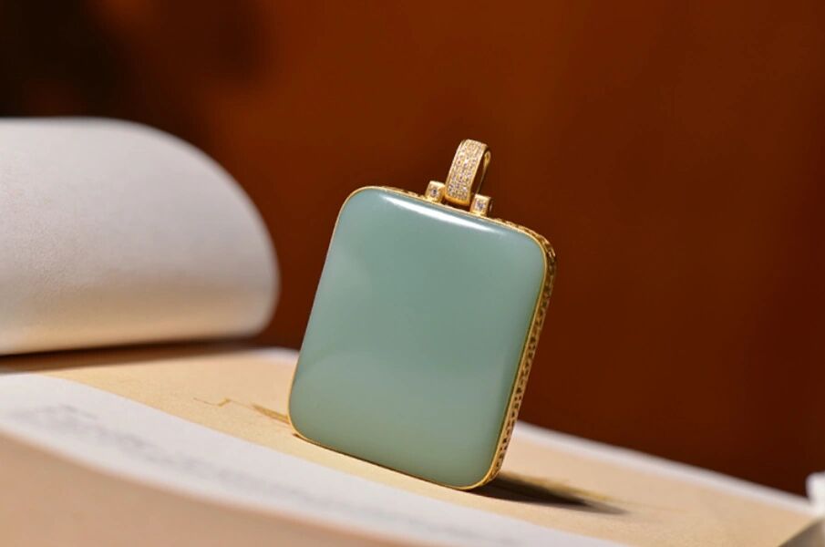 收藏级精品和田玉碧玉瓷蓝吊坠 和田玉碧玉瓷蓝,颜色清雅不发暗,高