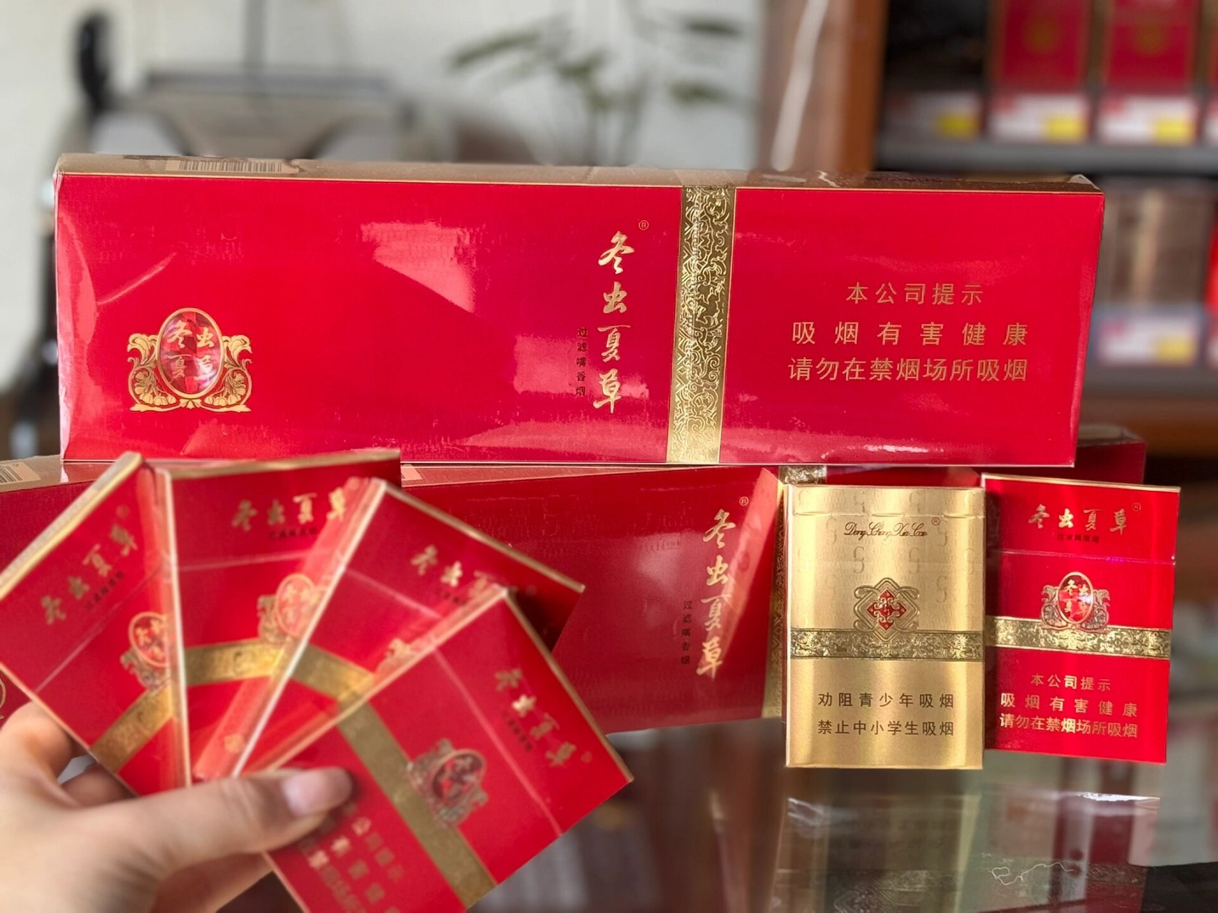 冬虫夏草红中支 冬虫夏草是一种传统的名贵滋补中药材,冬虫夏草香烟的