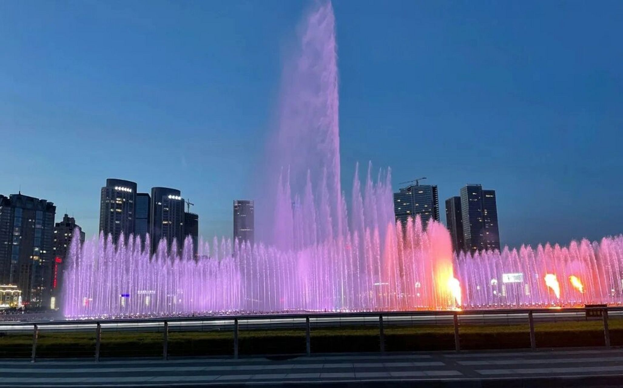 大连的音乐喷泉之东港喷泉,星海广场喷泉, 一,东港音乐喷泉(特点:荡气