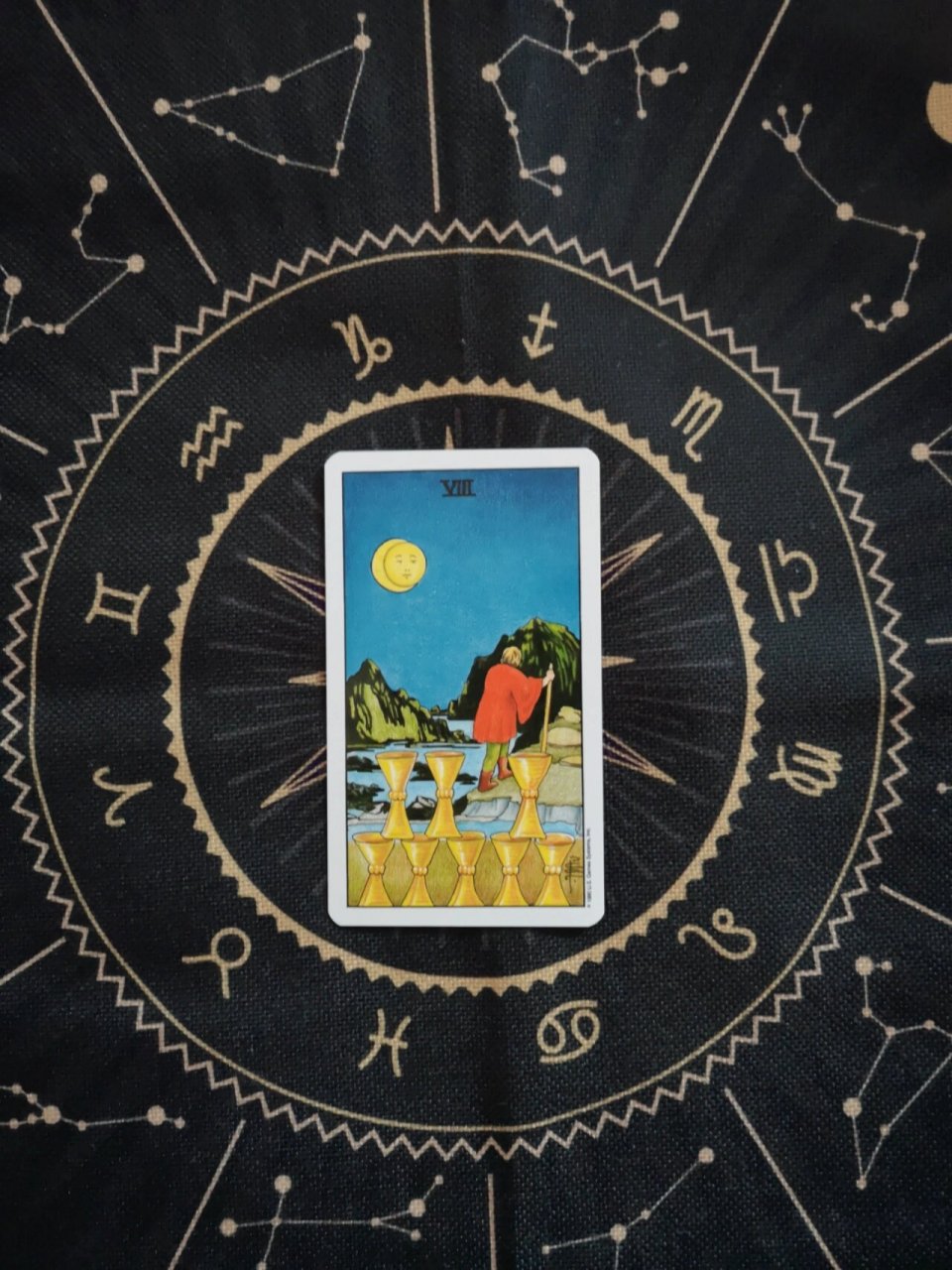 教你一个塔罗知识:圣杯八,从图案分解牌意 基础的牌意:圣杯八 【正位