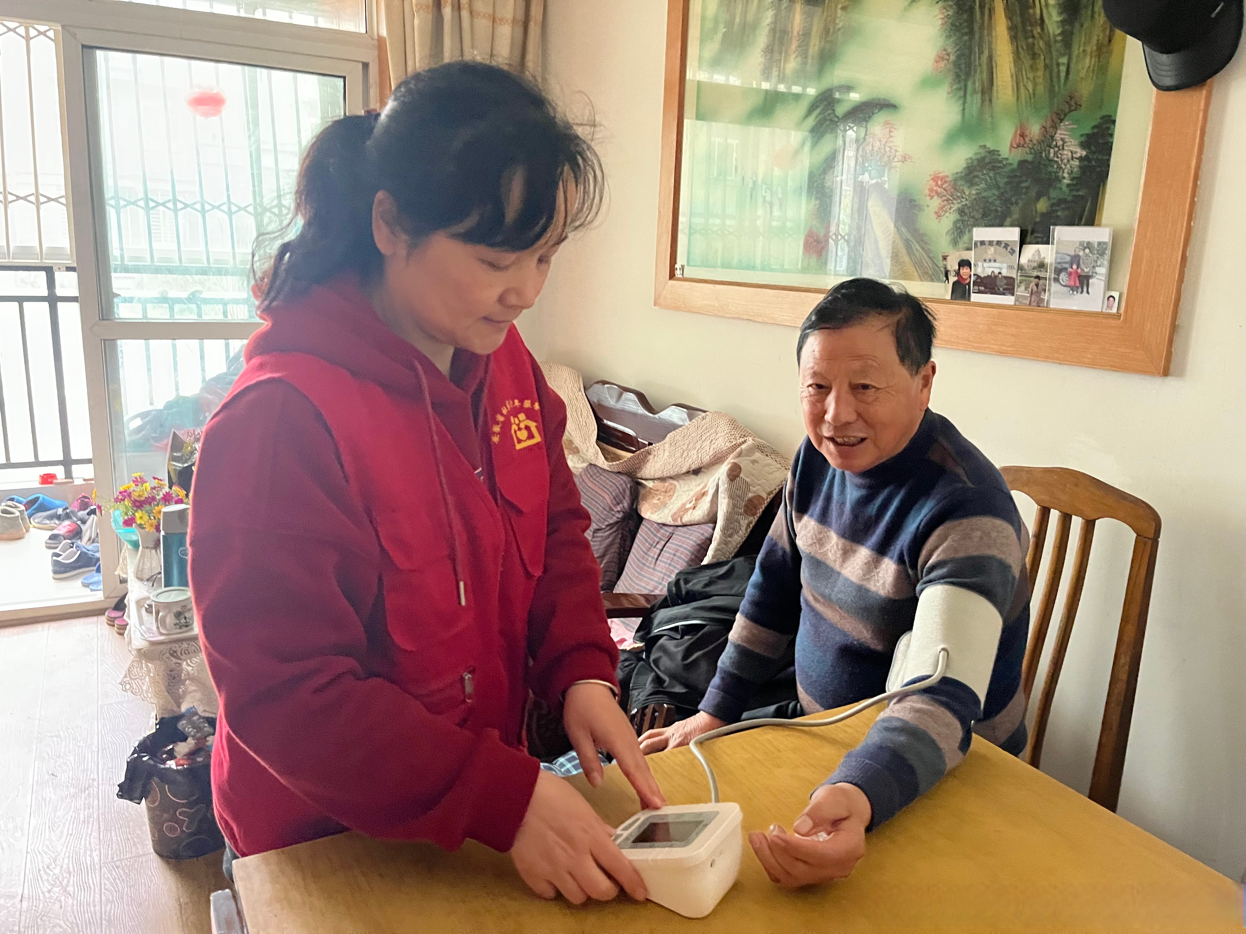 温暖送上门"志愿服务活动】为进一步增强辖区老人健康