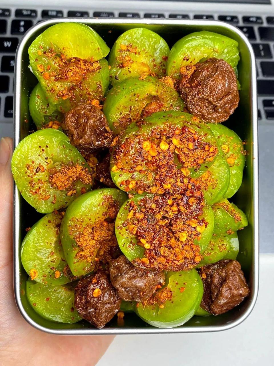 跟网上学的李子蘸辣椒粉好好吃!