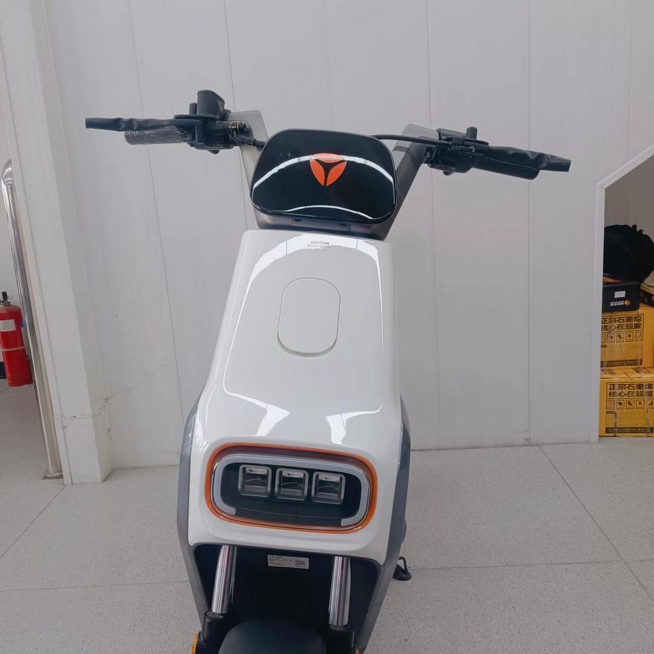 雅迪电动车4月份新款,领致ct730智趣版碟刹,升级飞机式车把,车身骨架