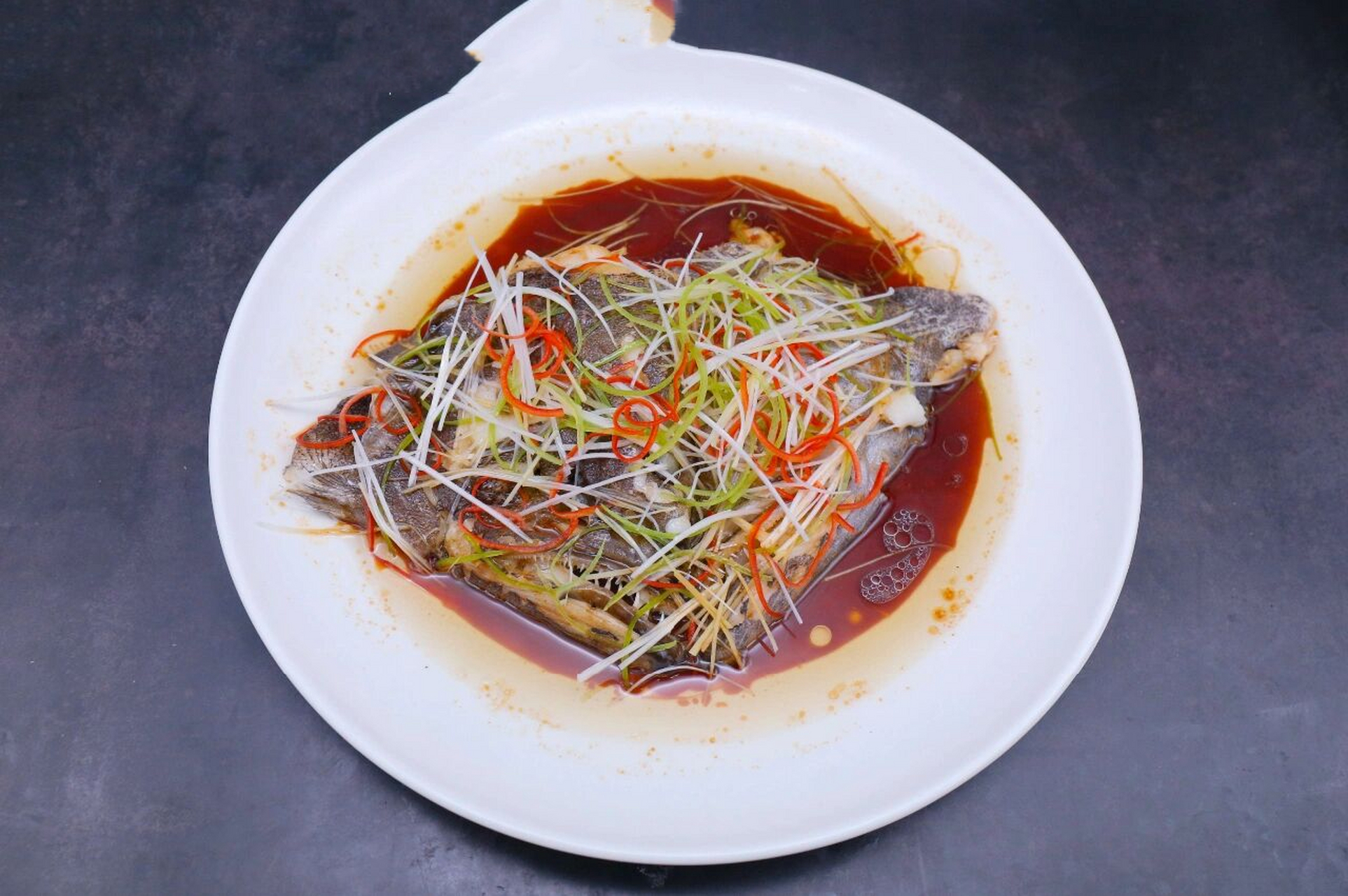 清蒸鲽鱼头 食材: 鲽鱼头1个,配料:葱丝,姜片,料酒,蒸鱼豉油适量.