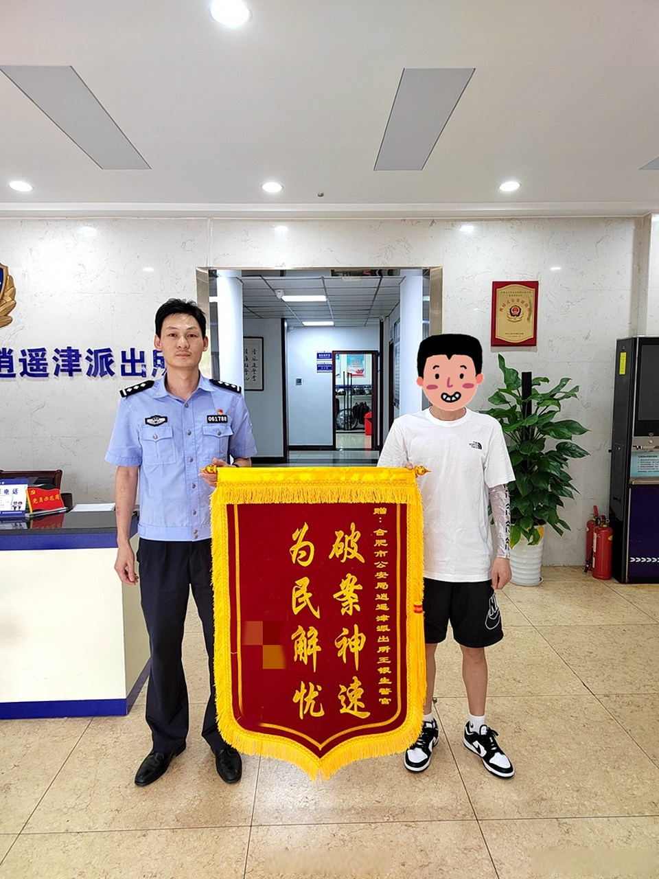 8月6日,市民王先生将一面锦旗送到了民警手中,他要感谢民警将自己