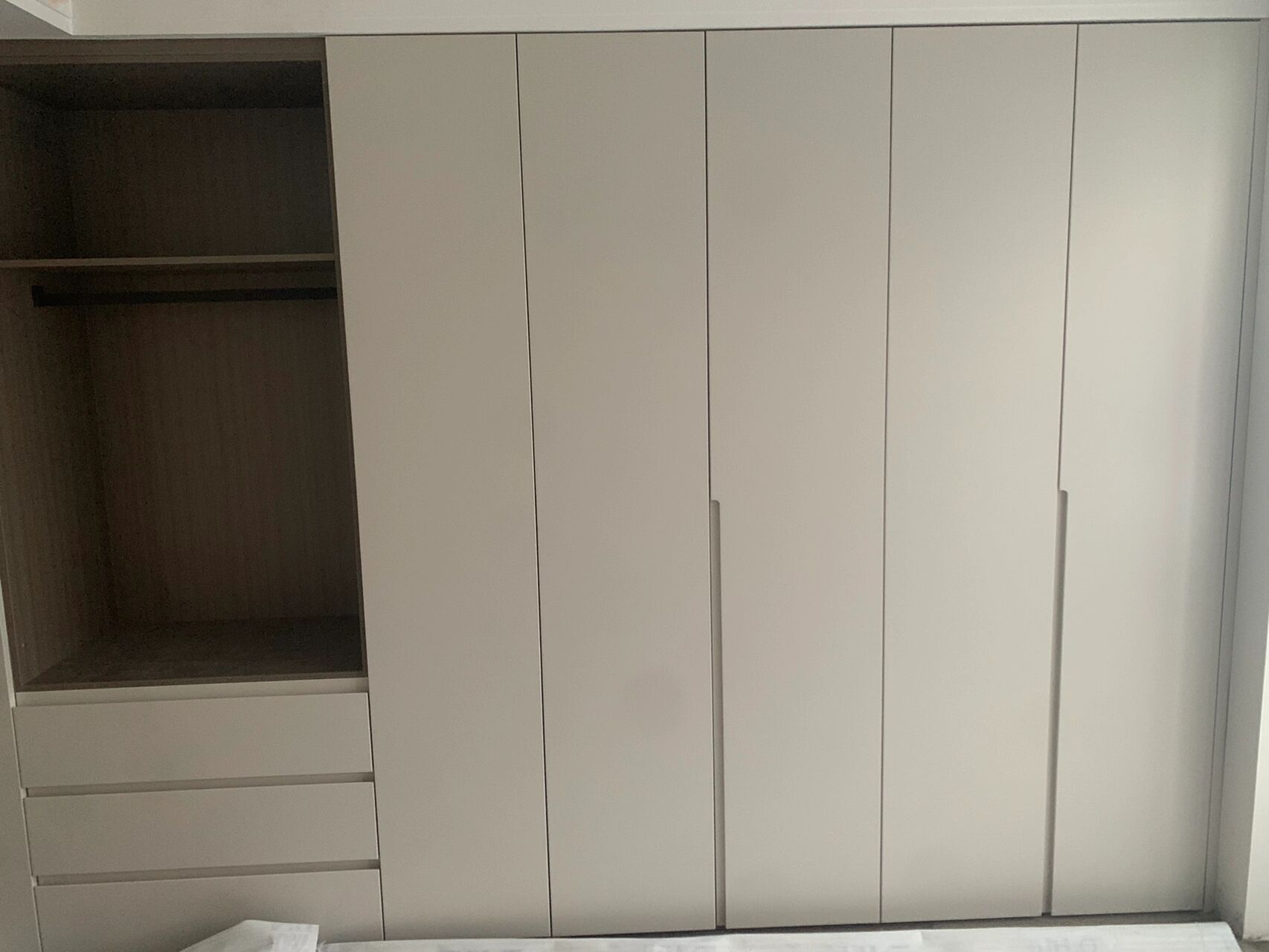 不得不说,烤漆做出来的铣槽免拉手效果是真好