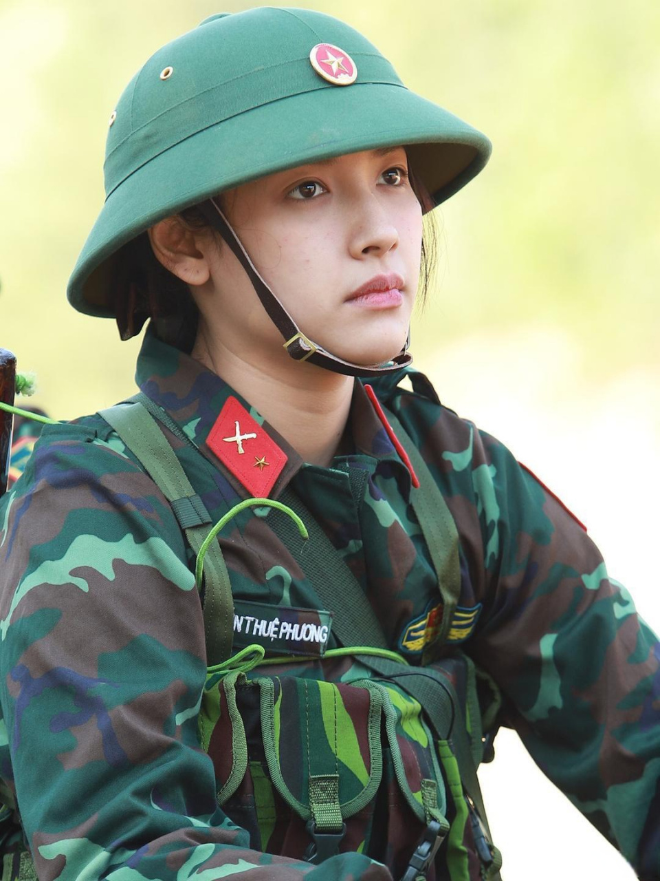 这是网上流传的一组越南女兵的照片,个个身材饱满丰盈,身姿挺拔,看