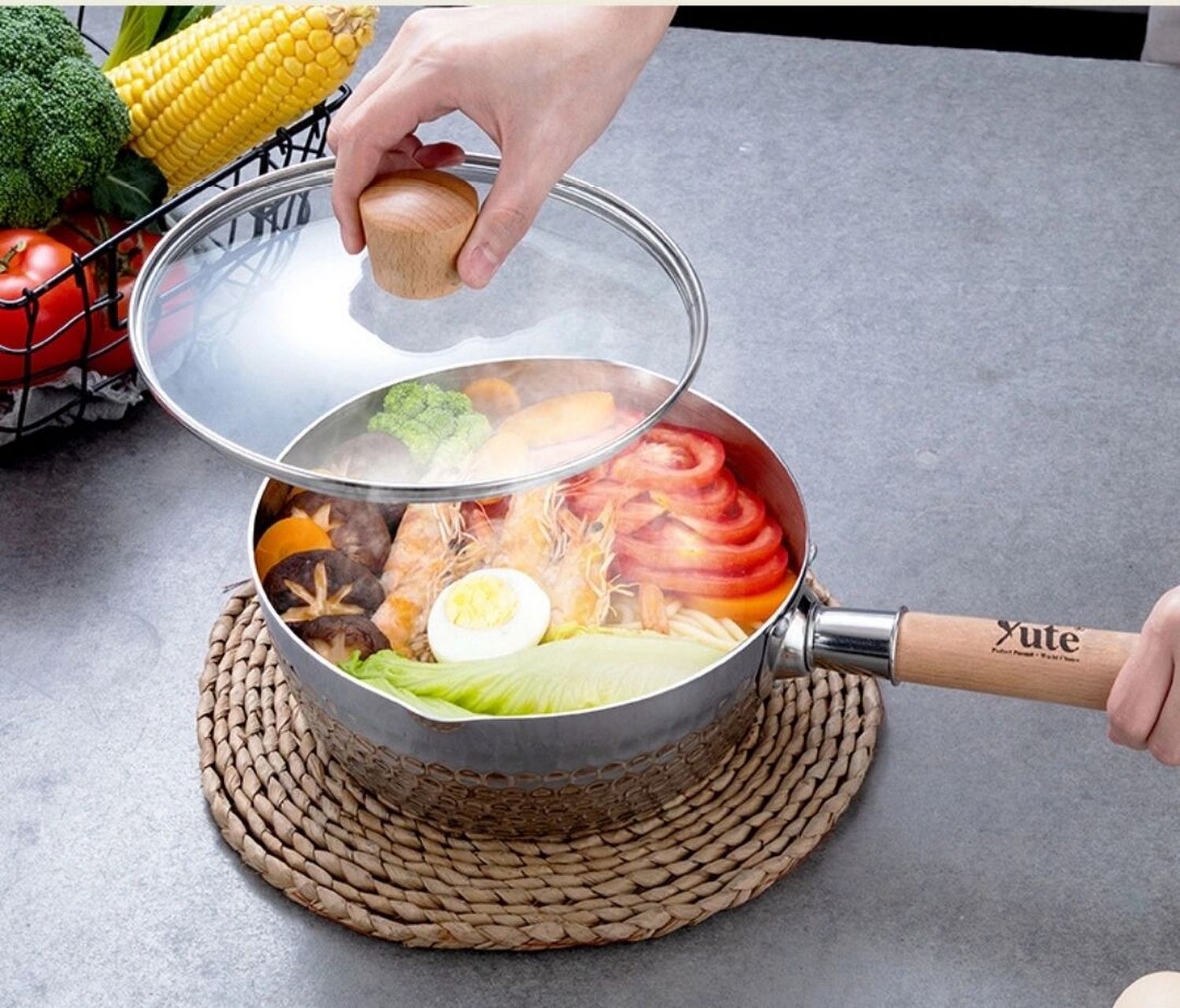 作为雪平锅等,不锈钢锅的选材,一般常见的是430,304和三层钢材质.