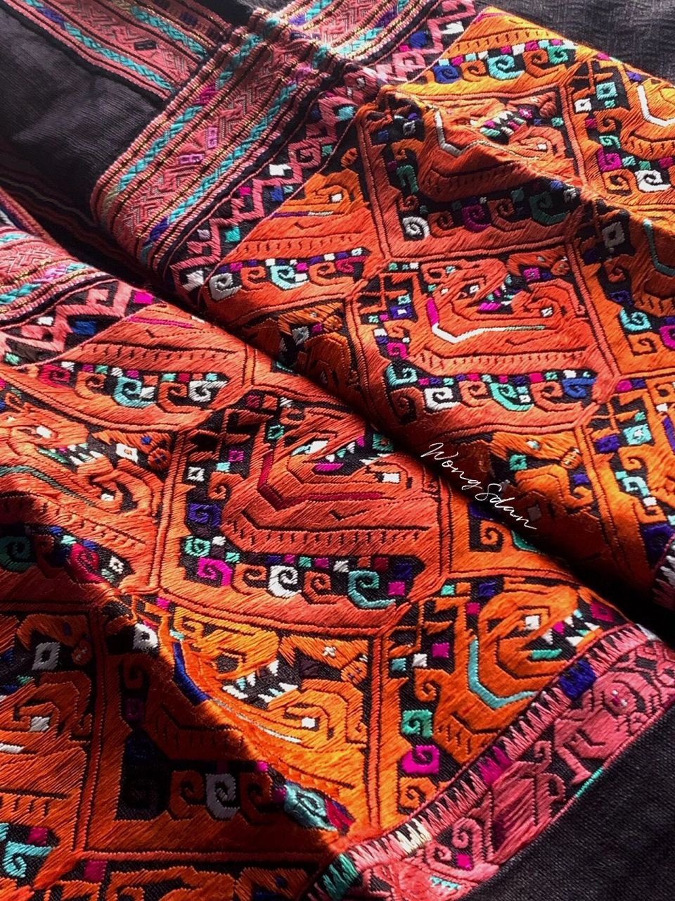 苗绣——苗族数纱绣 苗族的数纱绣也叫做平挑,可以归为刺绣的一种也