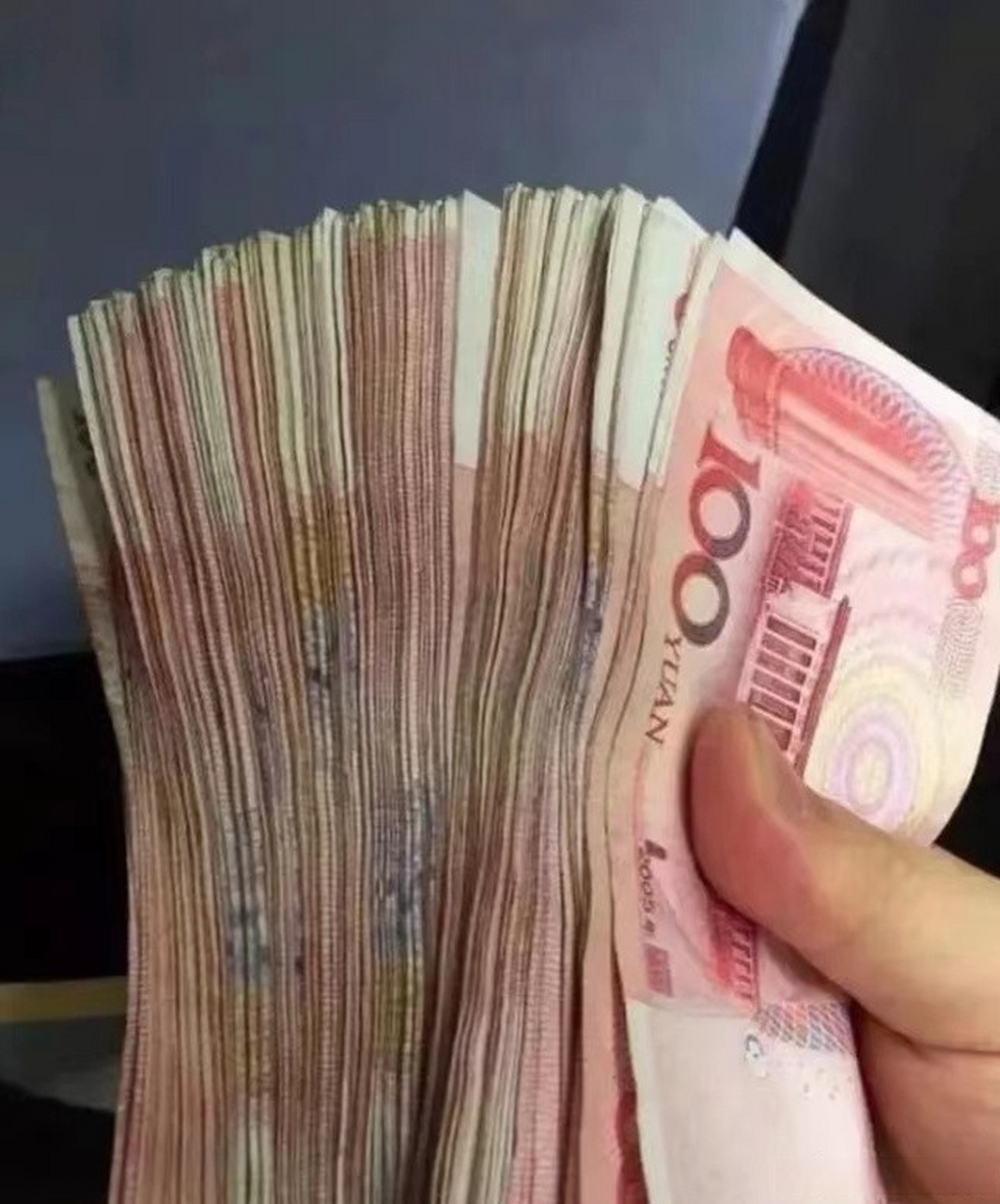" 穷人回他说:"我也有十万的积.