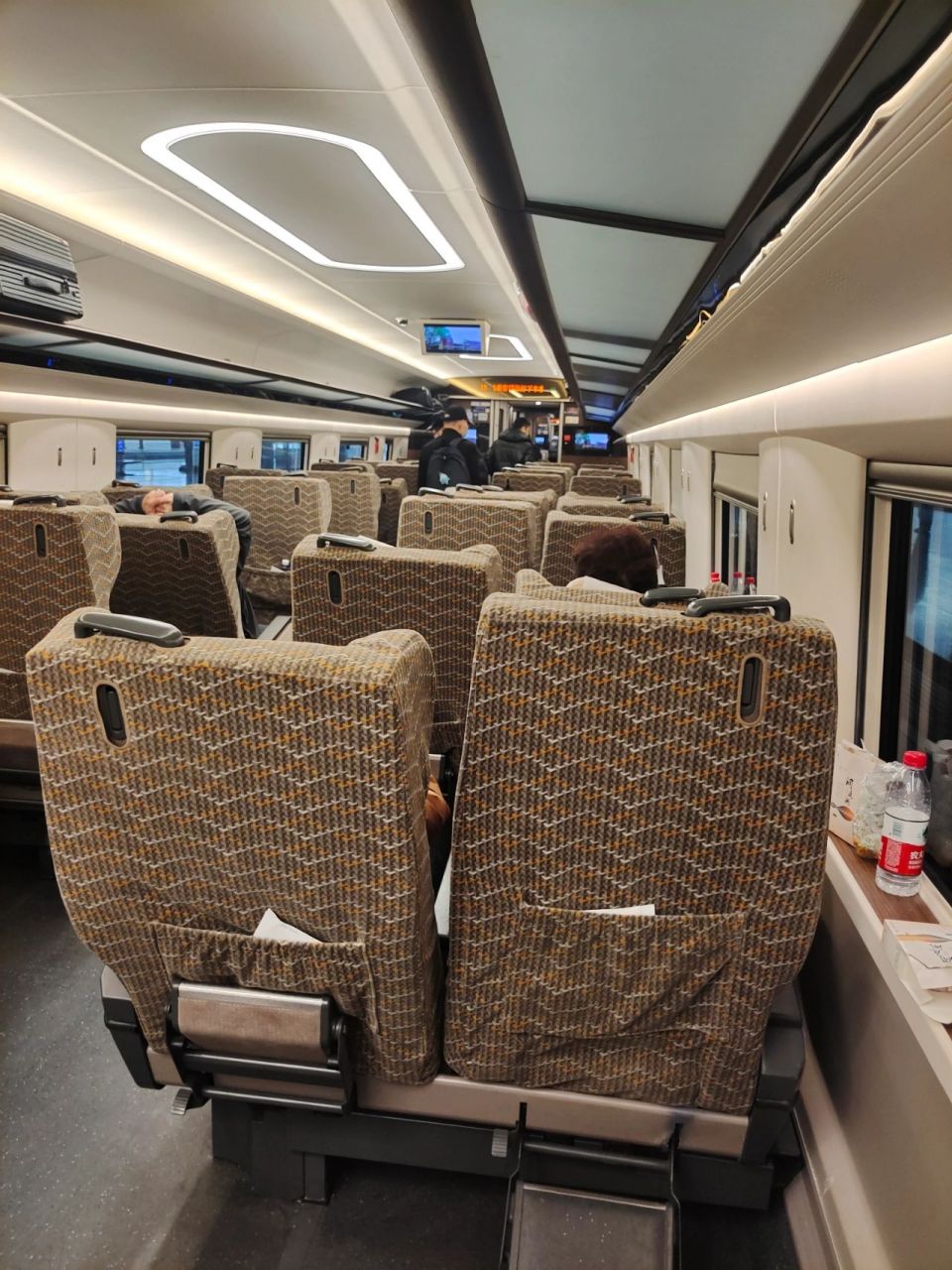 人生首次体验高铁一等座 长这么大还是第一次做高铁一等座,空间很大