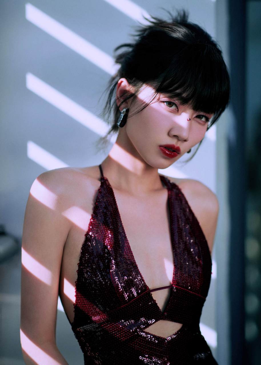 刘惜君扎发吊带迷人写真组图