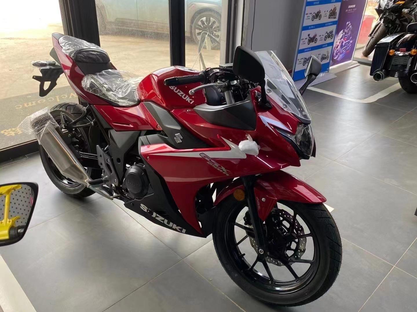 福利到了22年铃木gsx250全新车红色版花,膜都还没有撕,电池都没接上,0