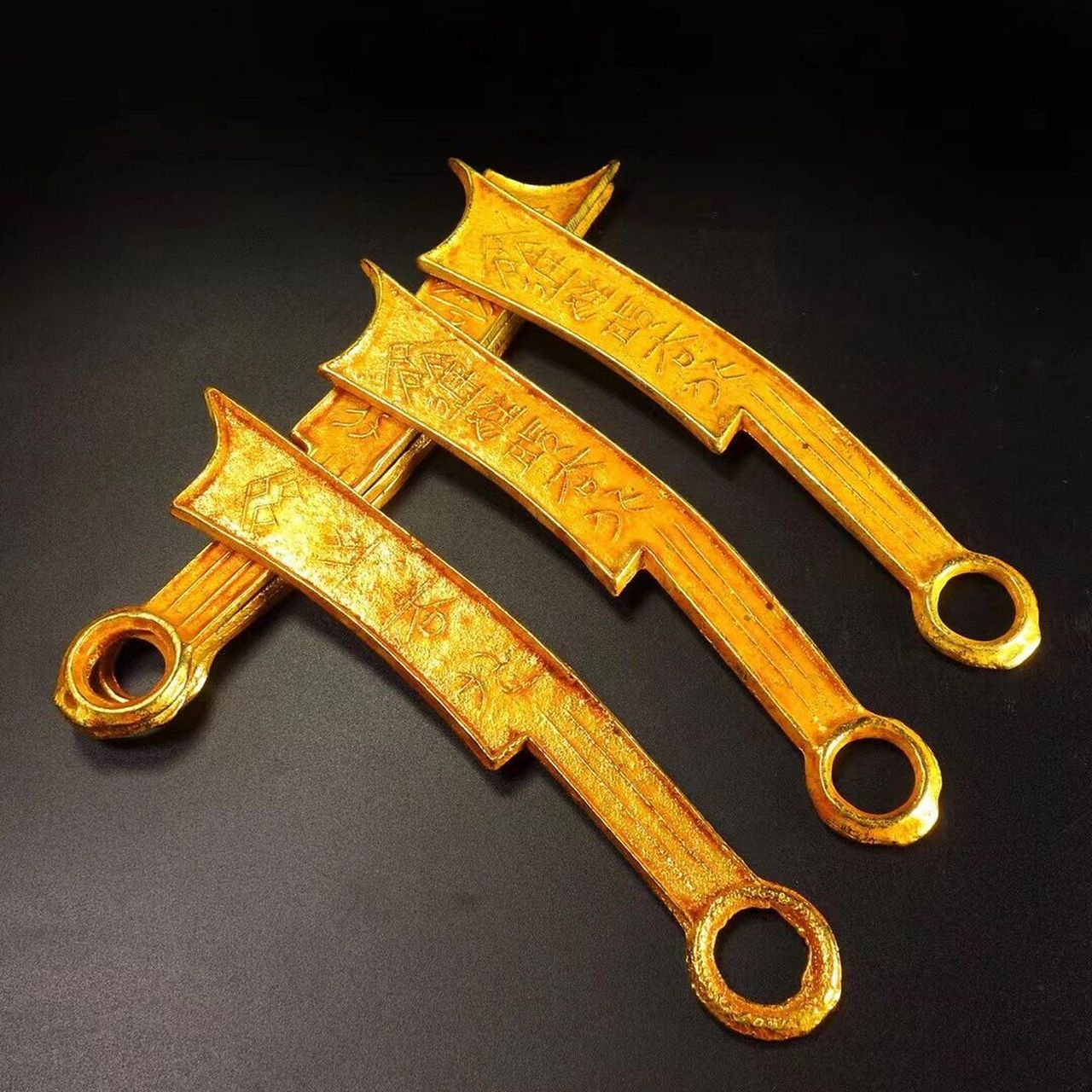 旧藏汉代铜鎏金刀币钱 字体清晰,包浆浑厚,总重量:300克,长度:18cm