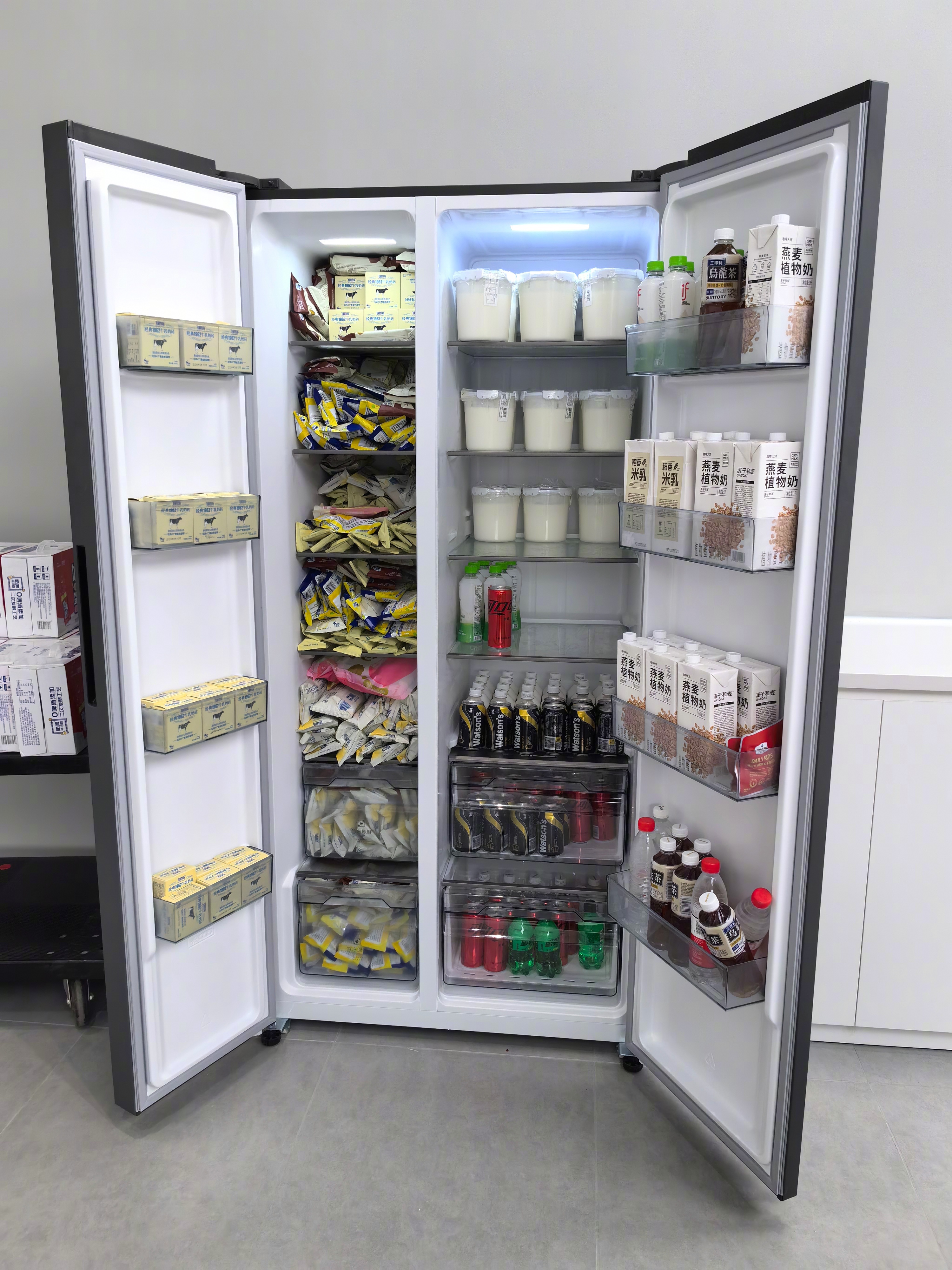 下班了,车倒到冰箱边儿,装上天润佳丽酸奶和飞鹤雪糕,给朋友送点尝尝