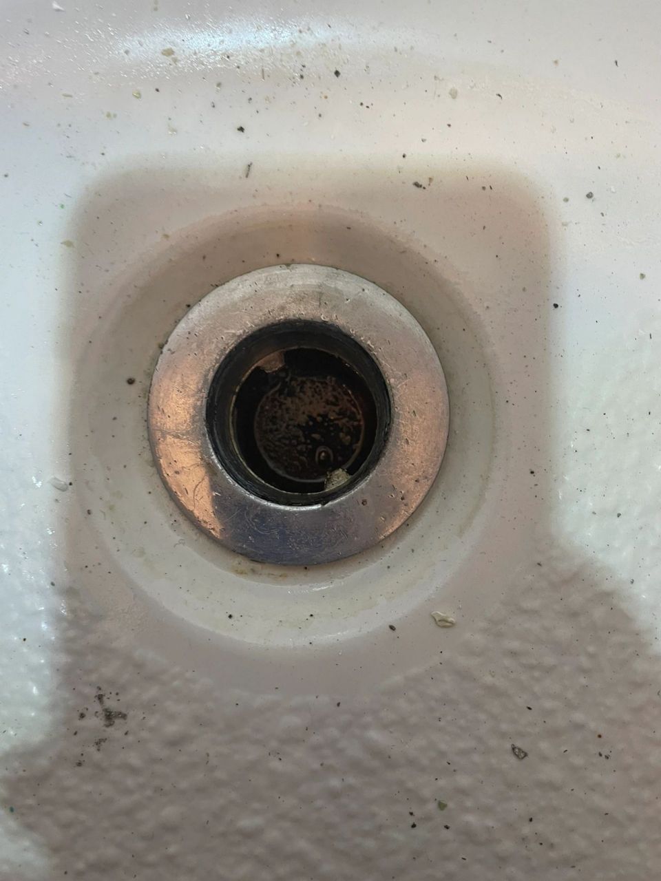 更换浴缸下水口 第一步是把它拧下来对吧.