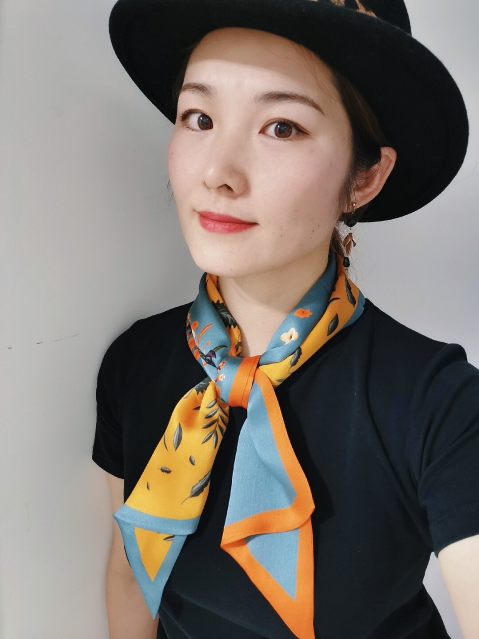 长条丝巾系法(一) 非常简单的系法,先发个图片!