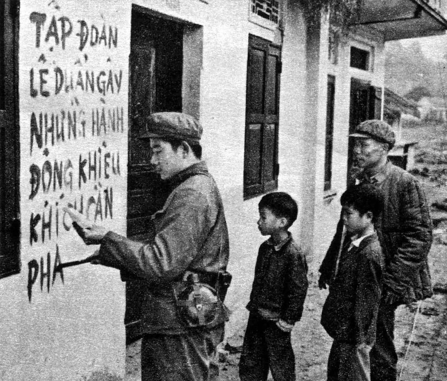留下的宣传标语,第一张图片上用越南语写着:黎笋集团挑起事端必须严惩