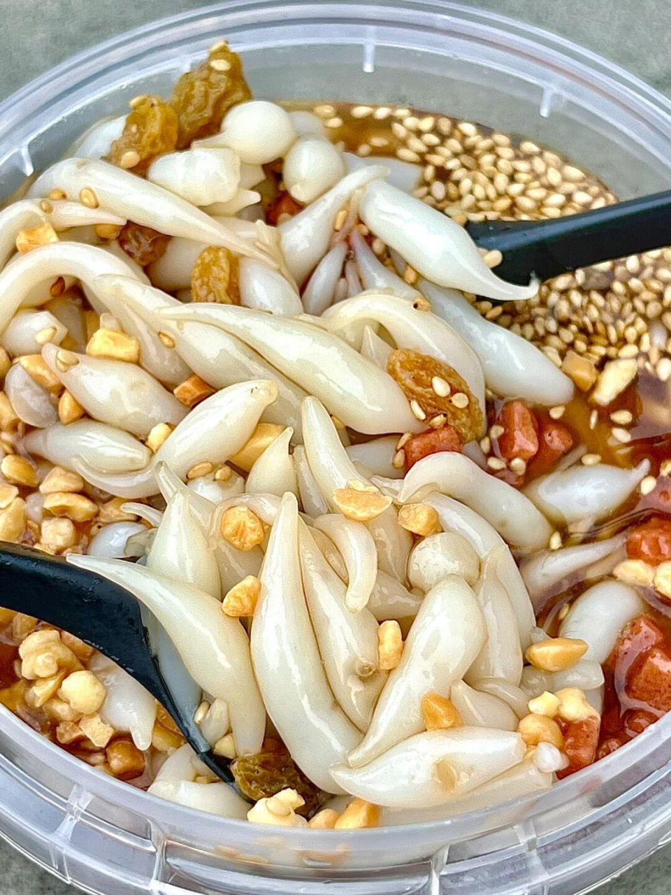 烟大小吃街里吃到了地道川渝美食—【凉虾】 凉粉做成虾的形状,滑糯清