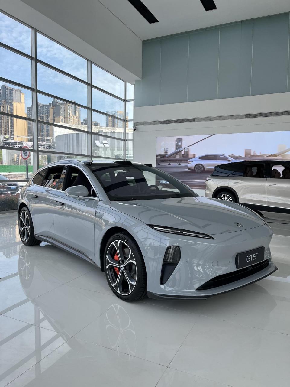 蔚来et5t.星灰的外观,电驭紫的内饰,搭配花竞轮毂.