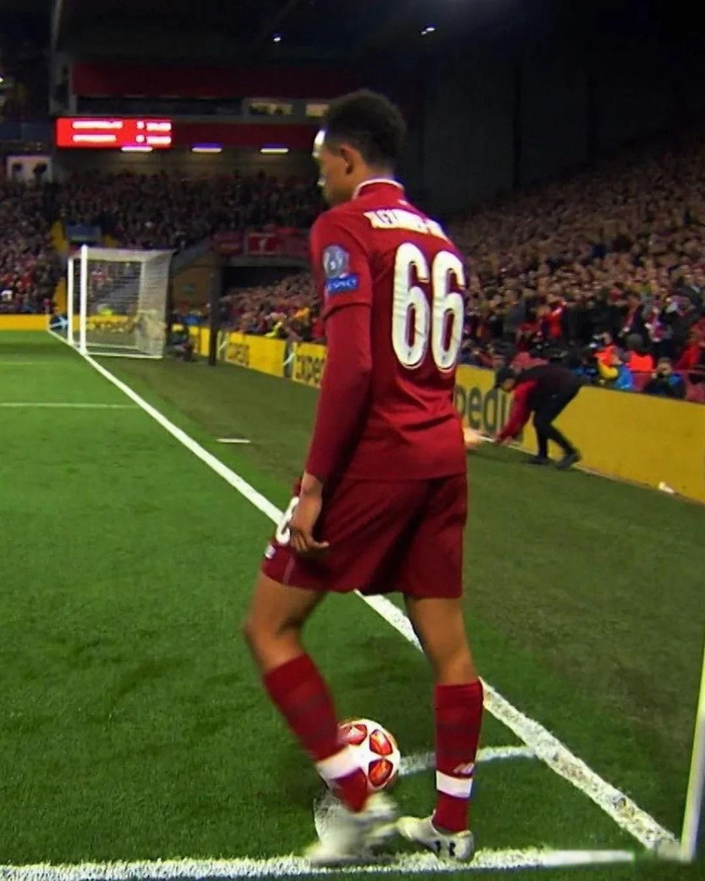 还记得那个在安菲尔德奇迹之夜,迅速把球抛给了阿诺德的那个男孩吗?