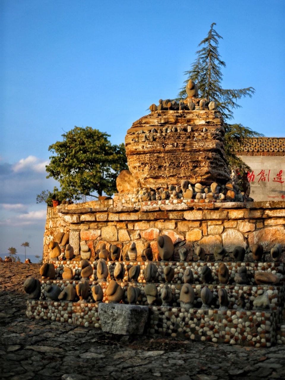 色彩斑斓 建水贝山陶庄,荒凉山头上堆满了从各地收集来的废弃紫陶器皿