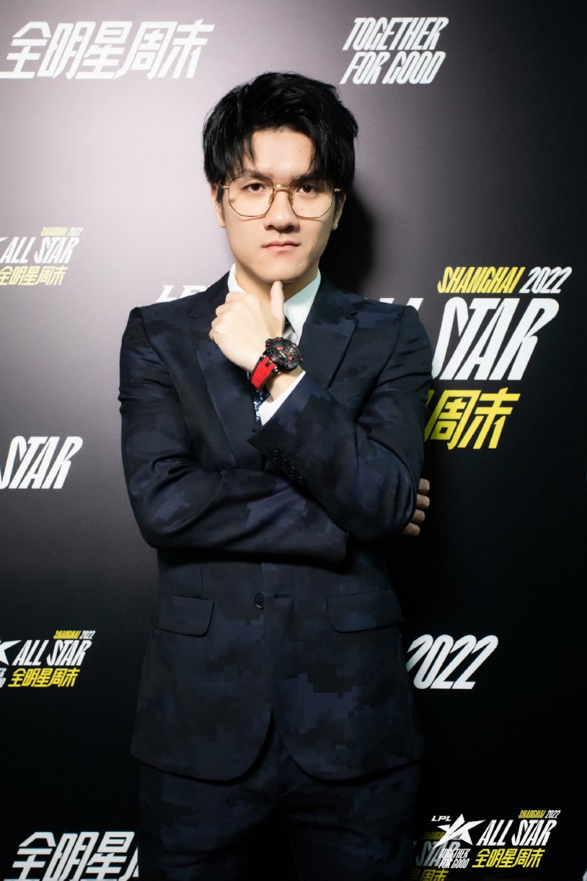 在2022lpl名人堂的荣誉授予仪式中,禹景曦(若风),高地平(gogoing)