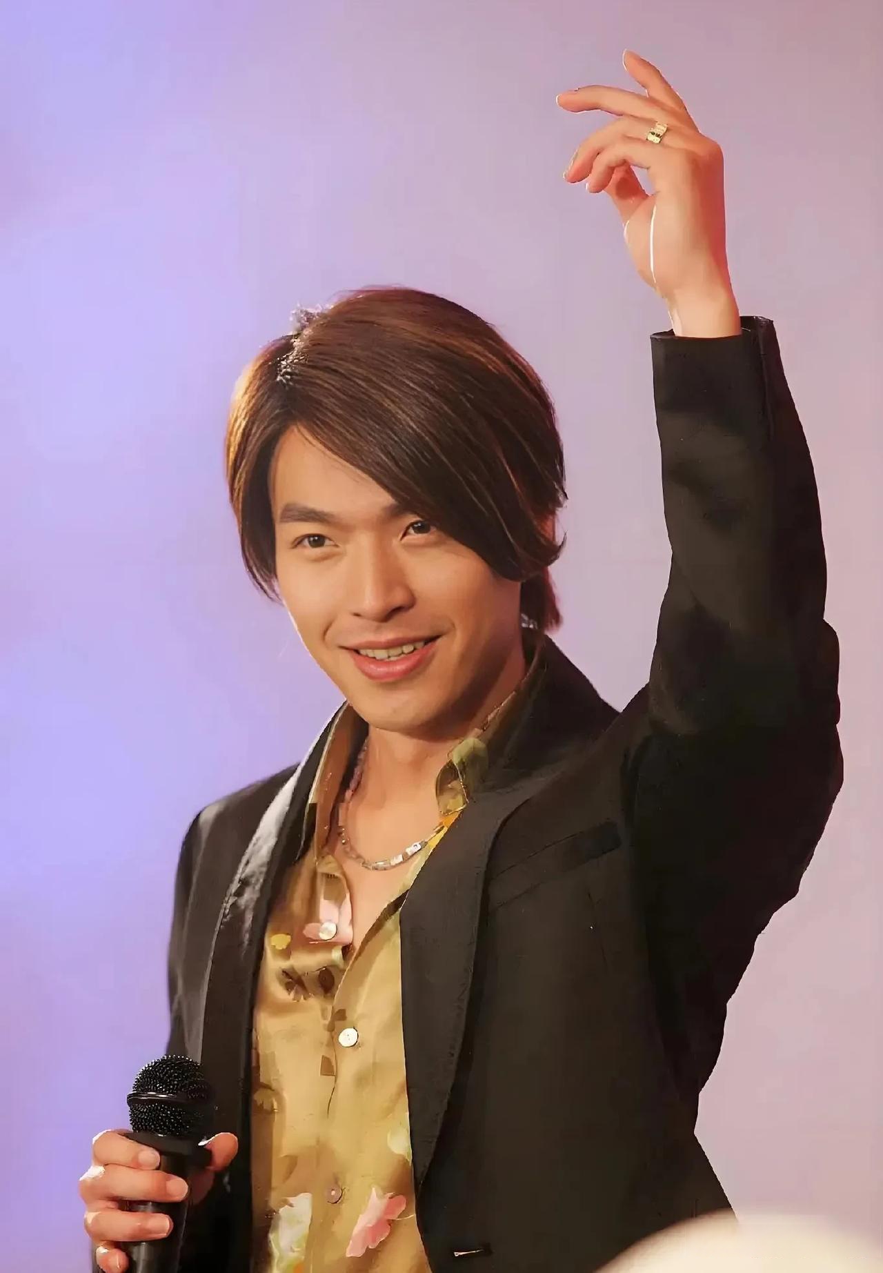 台湾演员李威的三任女友: 第一任,陈怡蓉,出生于1979年,是一名演员