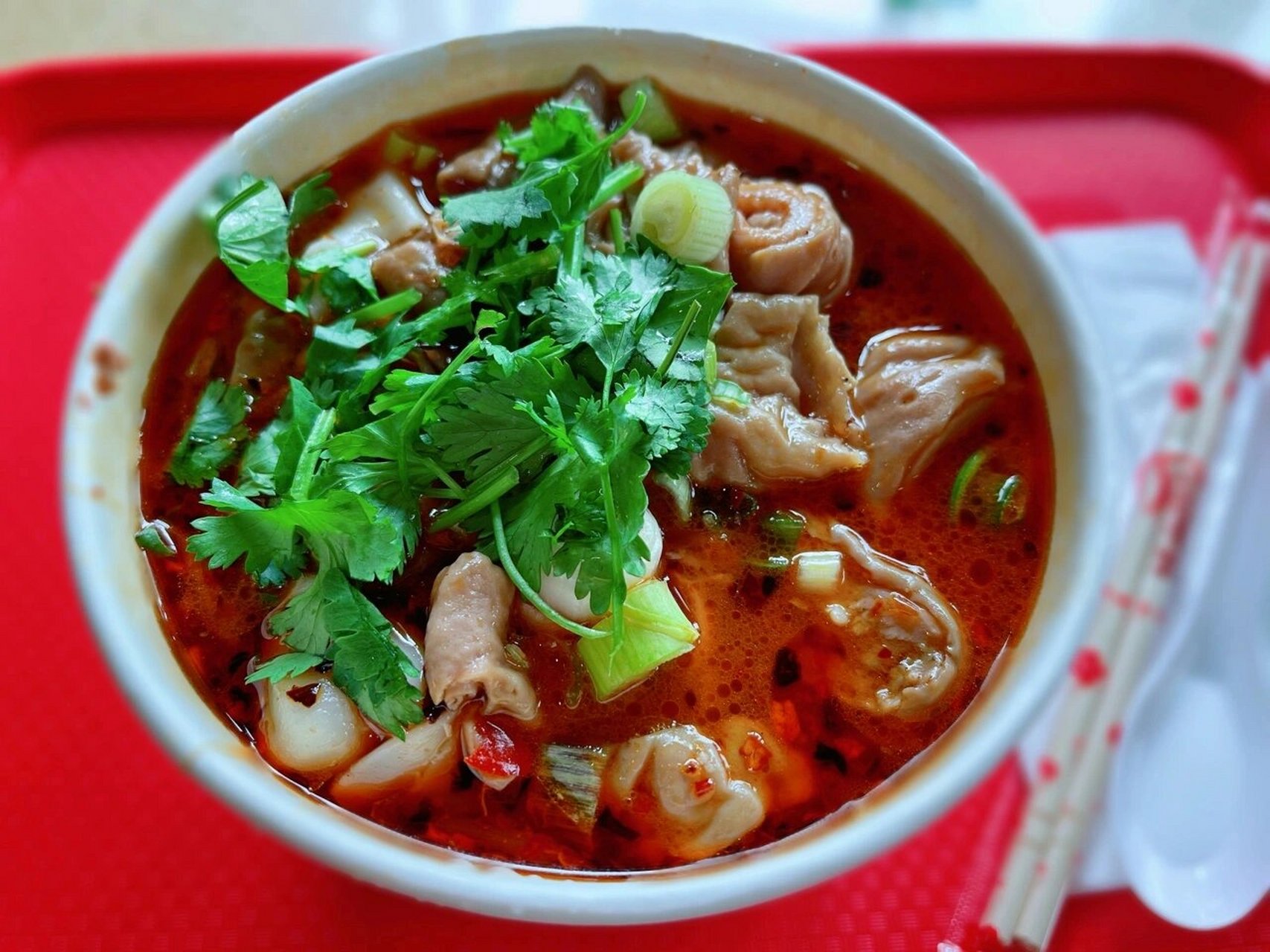 肥肠红油抄手」是他家招牌之一!皮薄馅大,肉馅很鲜香!