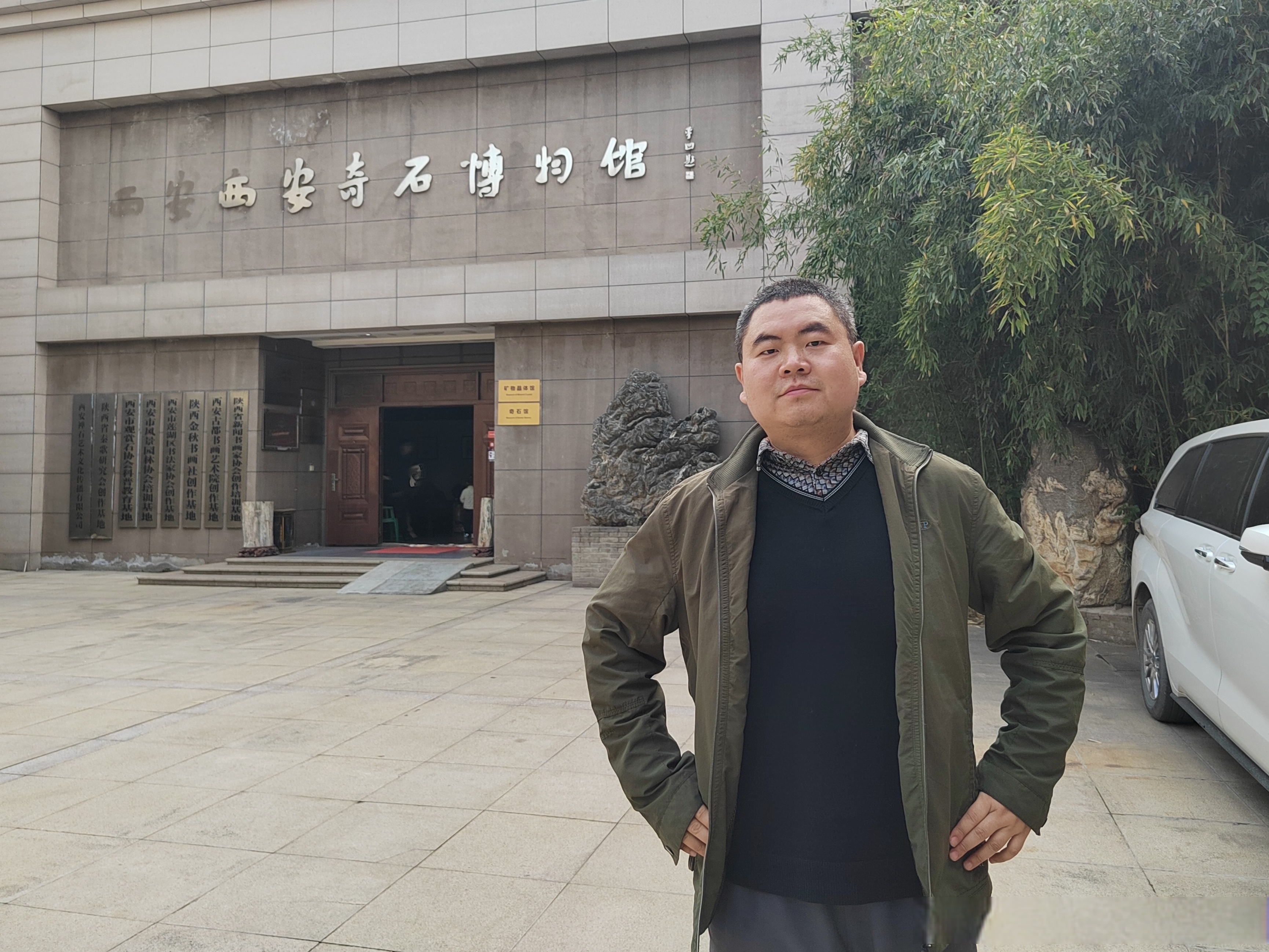 展厅内,人很多,都是隔壁吃完油饼的.乱哄哄,闹腾腾,跟菜市场一样