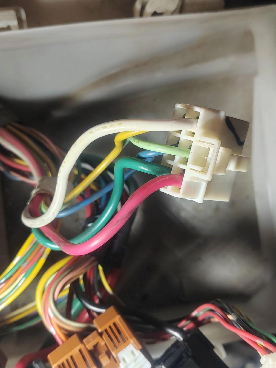 日产骐达启动马达继电器