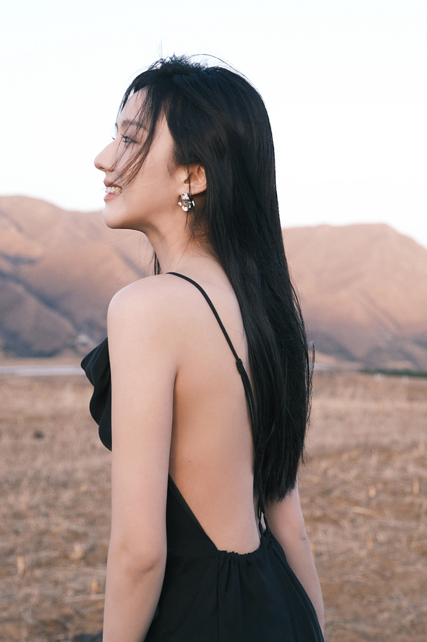 苏晓彤,黑色吊带写真