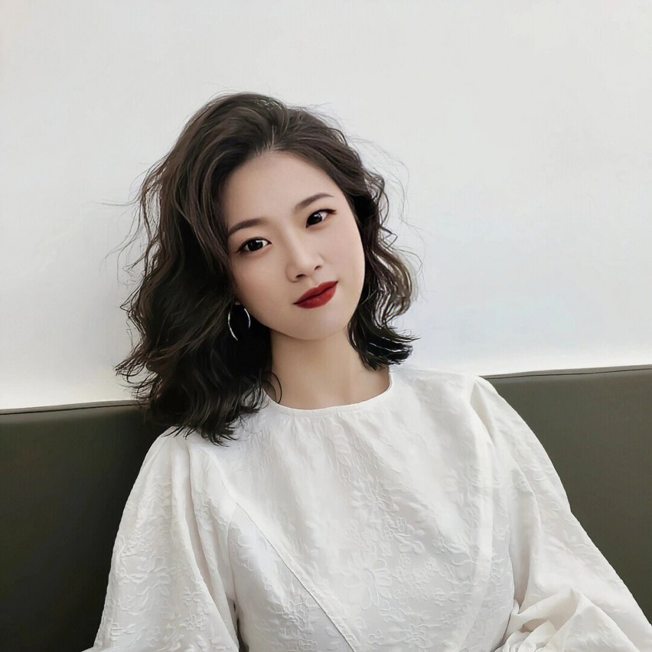 百搭不挑脸型的发型 复古港风卷发!