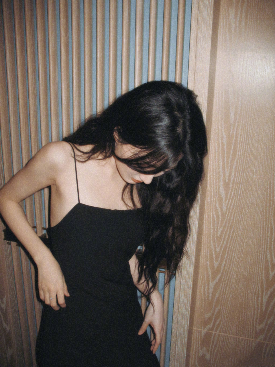 徐璐黑色魅影:卷发朱唇,一身黑色露背吊带裙,尽显婀娜姿态.#徐璐