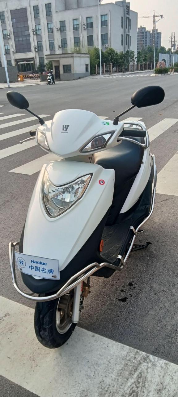 豪爵鹰钻125踏板摩托