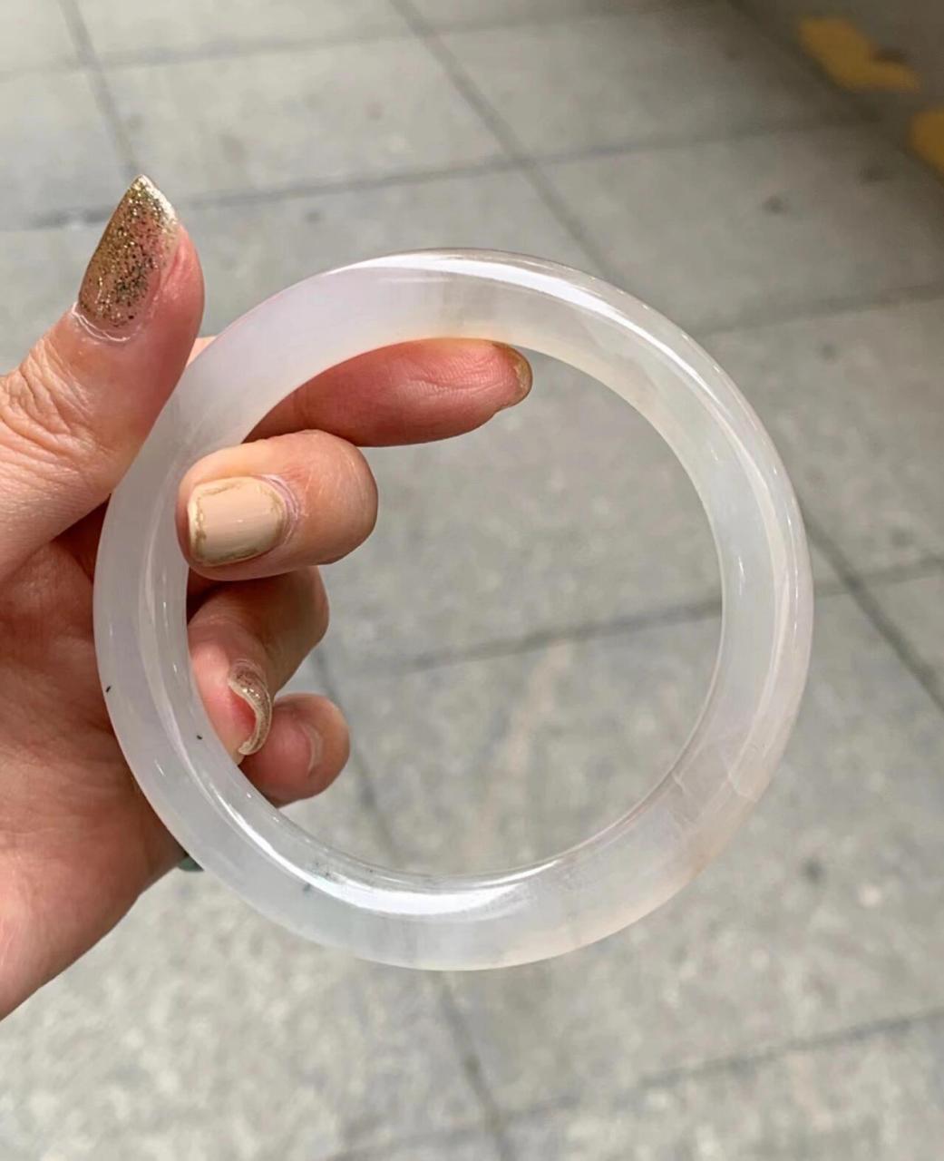 白月光——白冰玛瑙底圆条手镯.