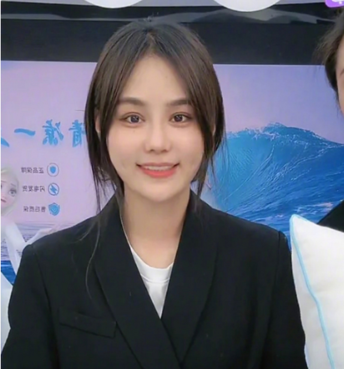 樊小慧整容前,中和后的对比图,真的有变精致好看吗?