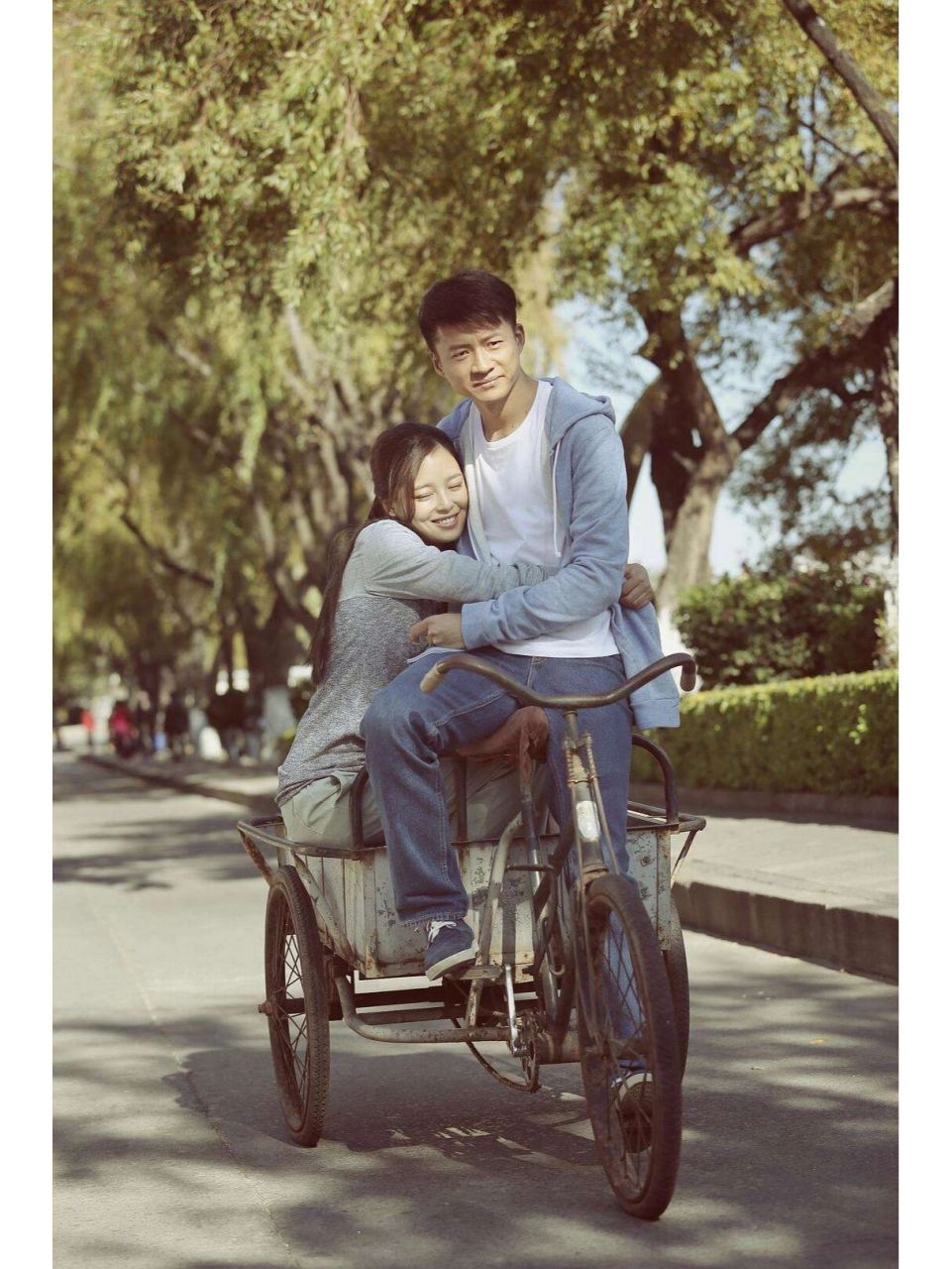 拥抱星星的月亮 该剧讲述了大姐夏明月为守护亲人不