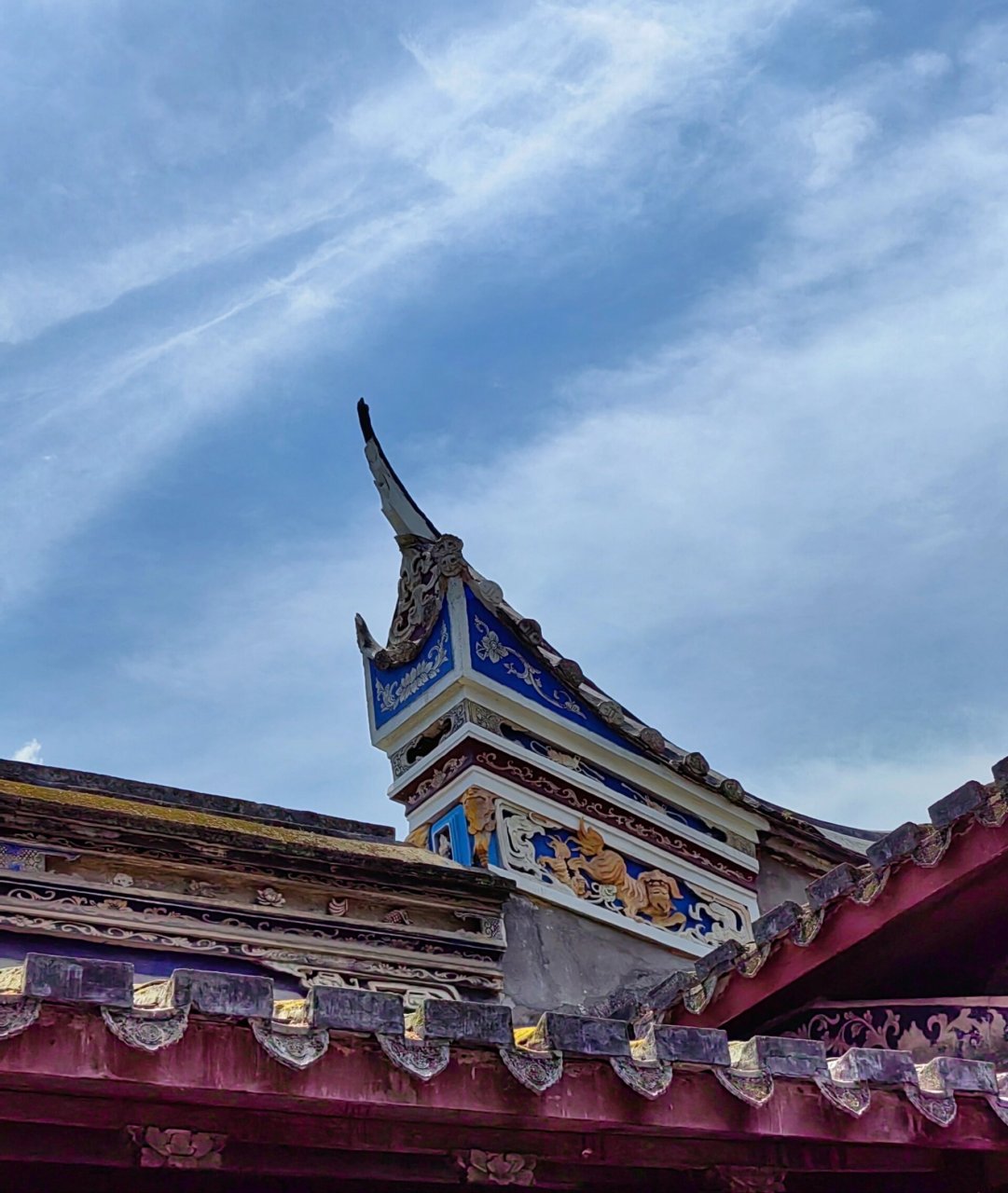 在福州:三坊七巷马鞍墙头的灰塑 走在三坊七巷的古巷里,每一次抬头,都