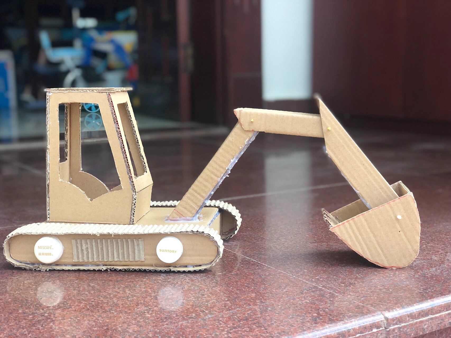 托班手工作业～手工纸板挖掘机 宝贝托托班的手工作业,主题是"变废为