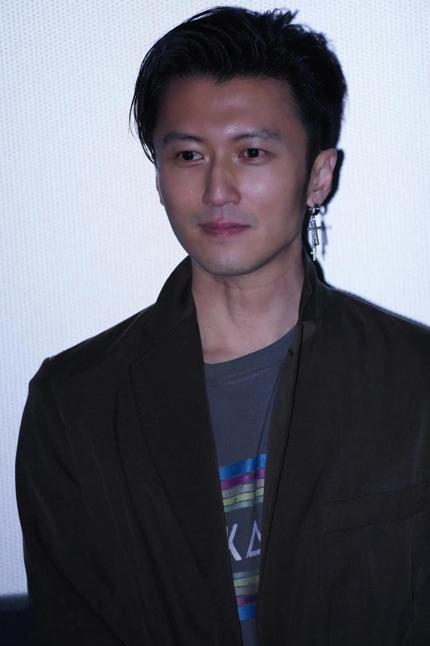 谢霆锋素颜生图,好紧致的皮肤