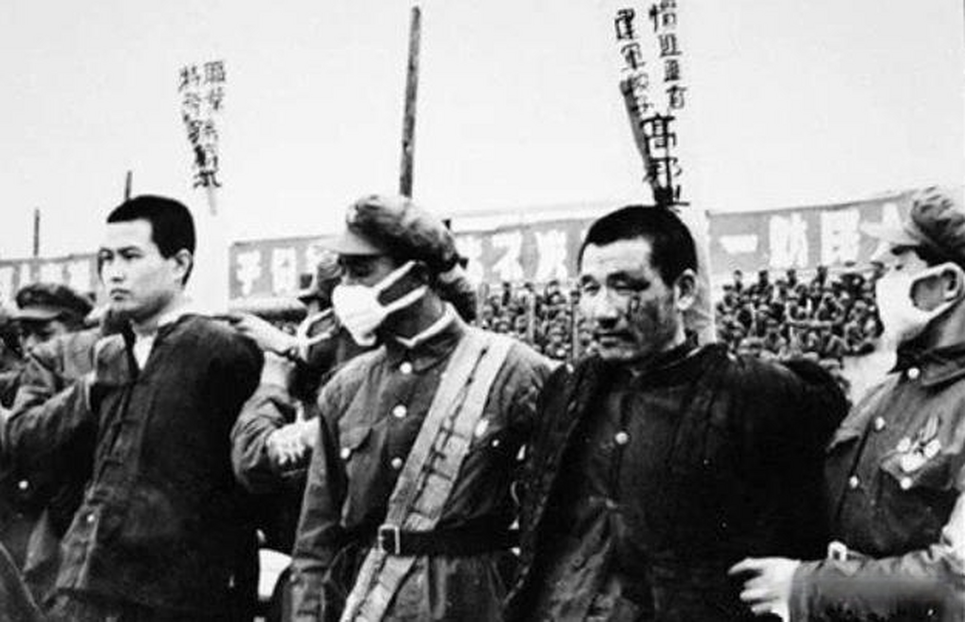 老照片:50年代处决反革命分子的旧照,先游街再枪毙!