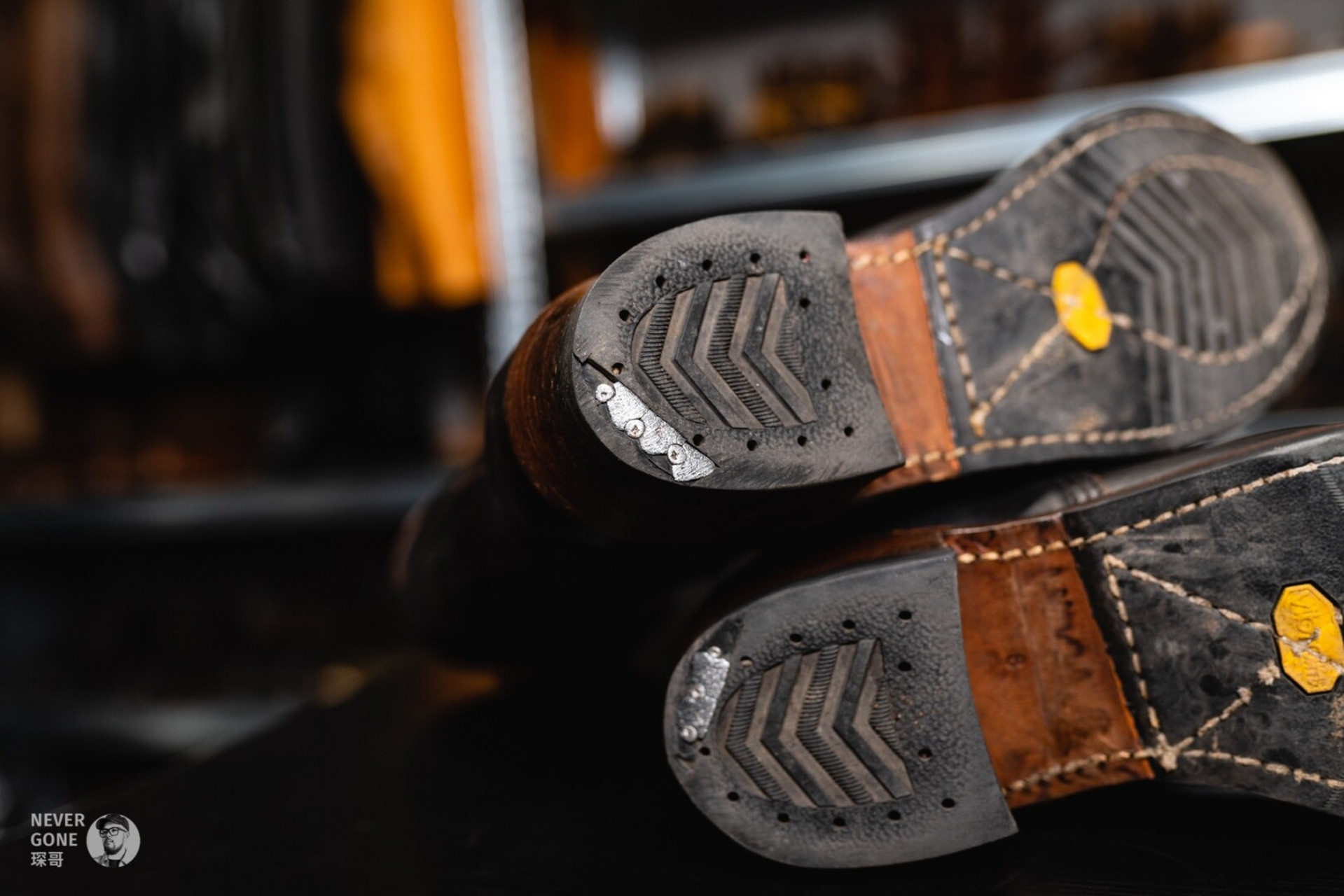 工装靴旧化:霍尔文茶芯皮工程师靴 霍尔文cxl出茶芯挺快的,比较努力的