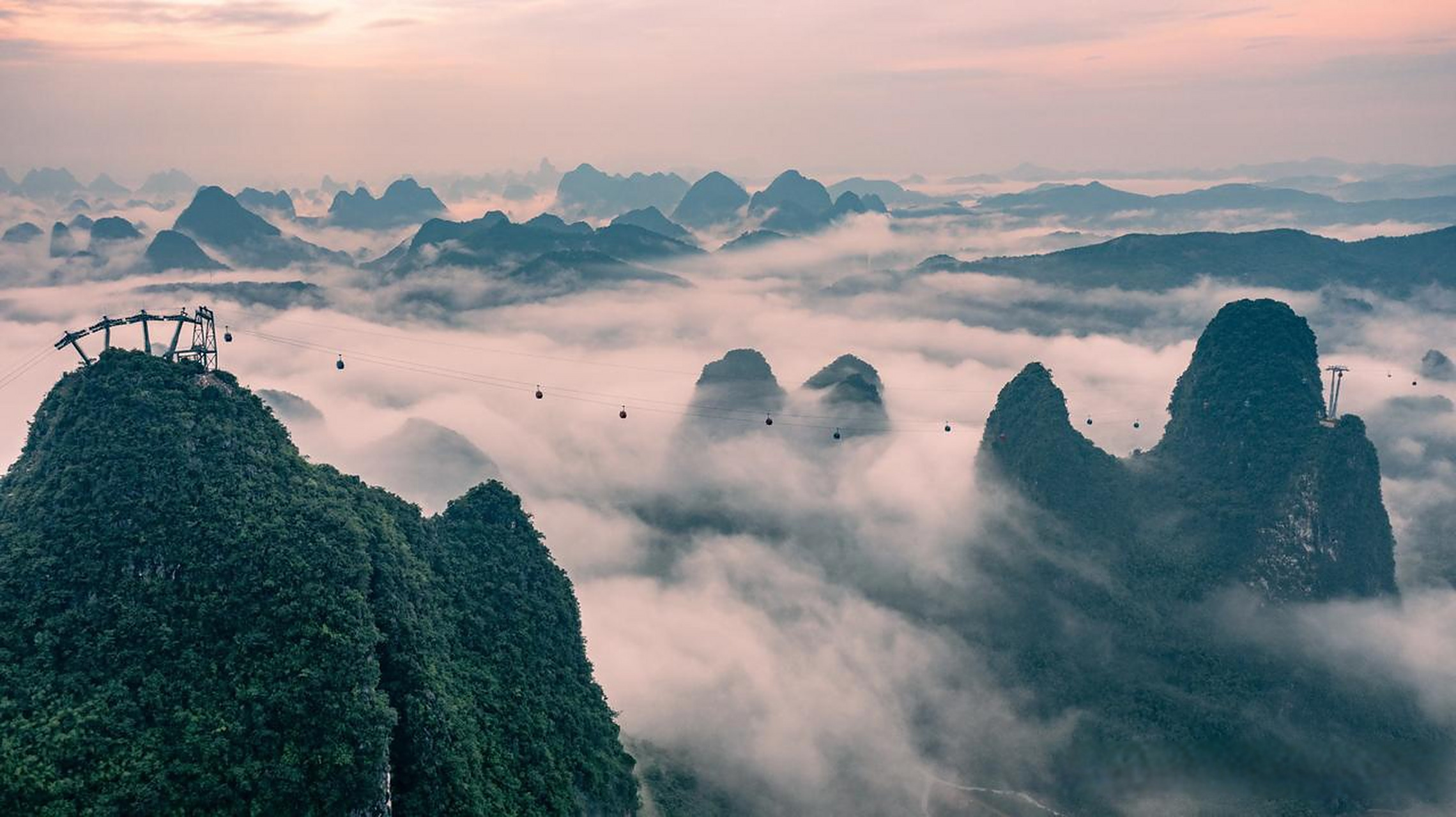 只知这是蓬莱仙境 桂林阳朔如意峰云海日出