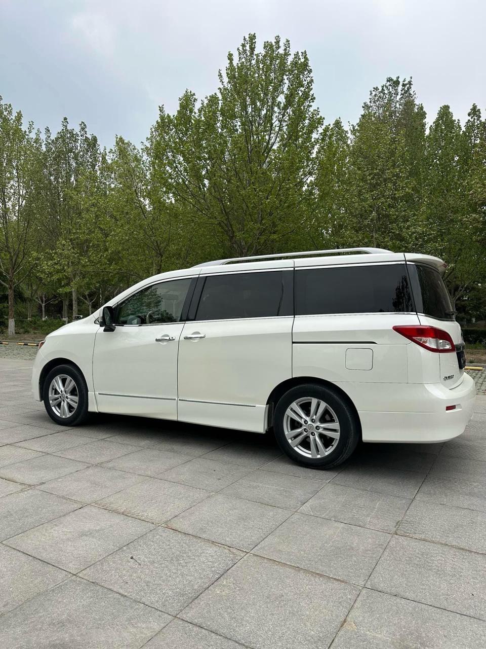 2017年3月进口尼桑贵士sl 7座豪华商务车,移动大沙发,3.