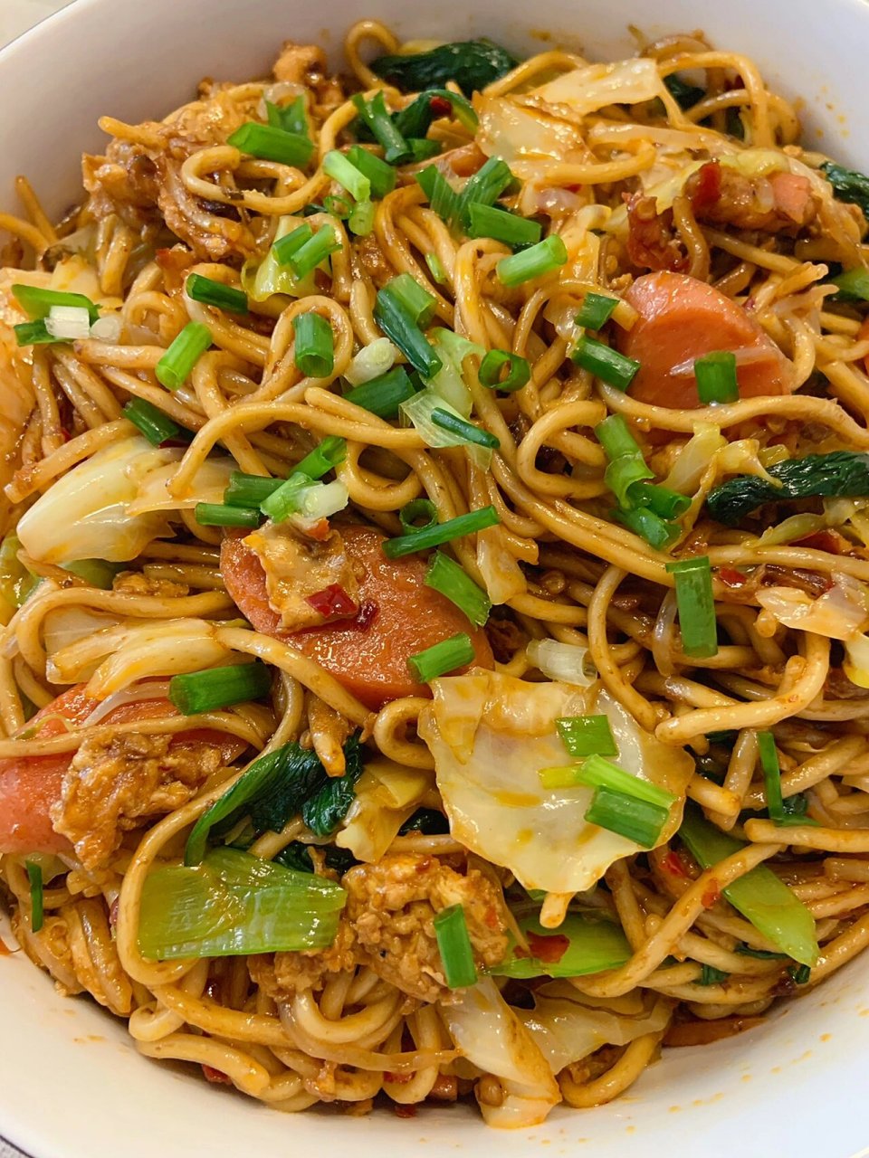 炒面 材料:面一斤二两 豆芽 青菜 包菜 火腿肠 肉肉 鸡蛋 葱花 做法