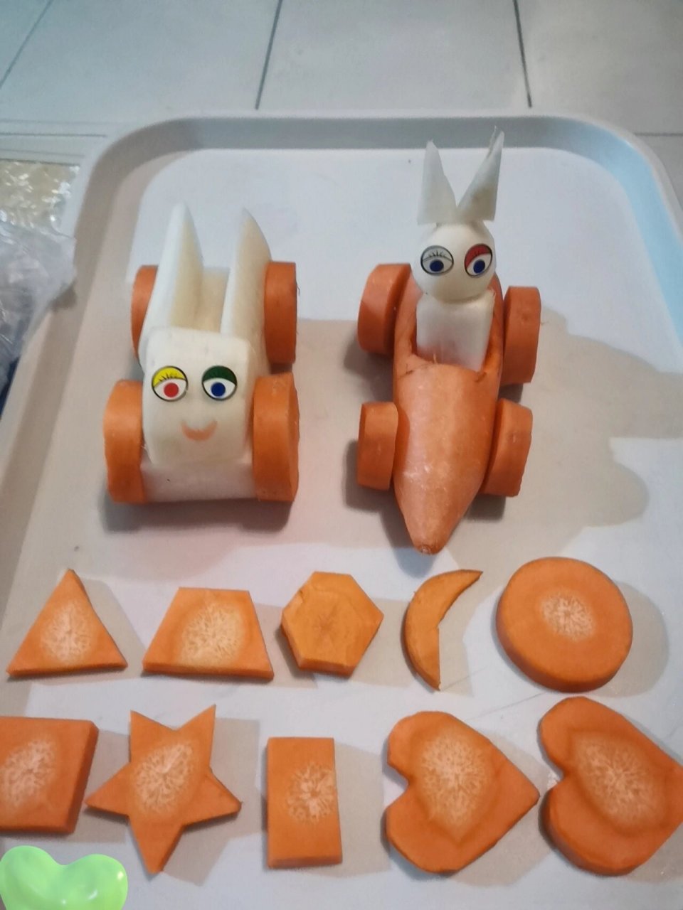 幼儿园萝卜手工作业 活动准备:白萝卜,胡萝卜,工具刀 7815货车