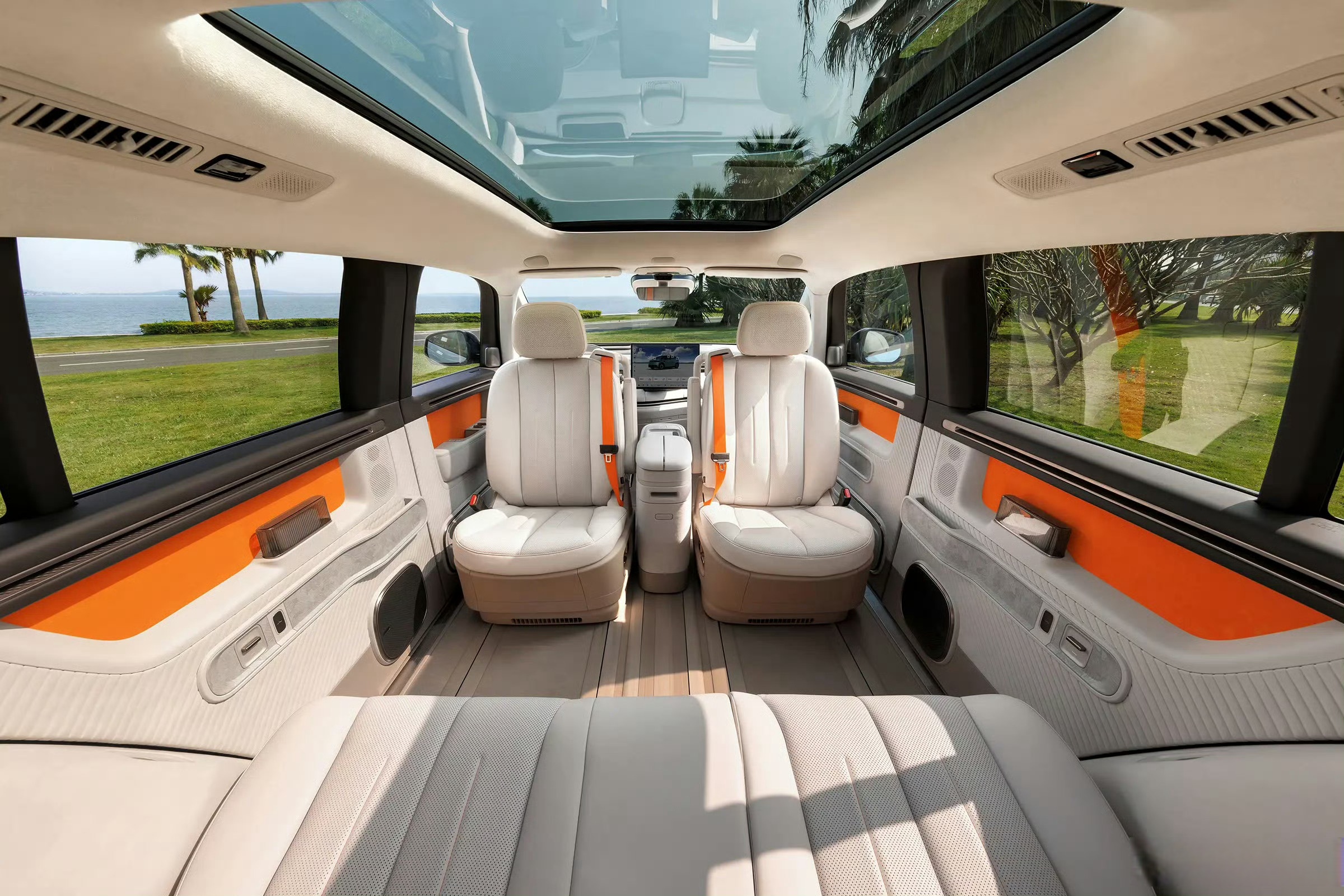 你没听错,车内旋转座椅正逐渐成为汽车设计的新潮流!