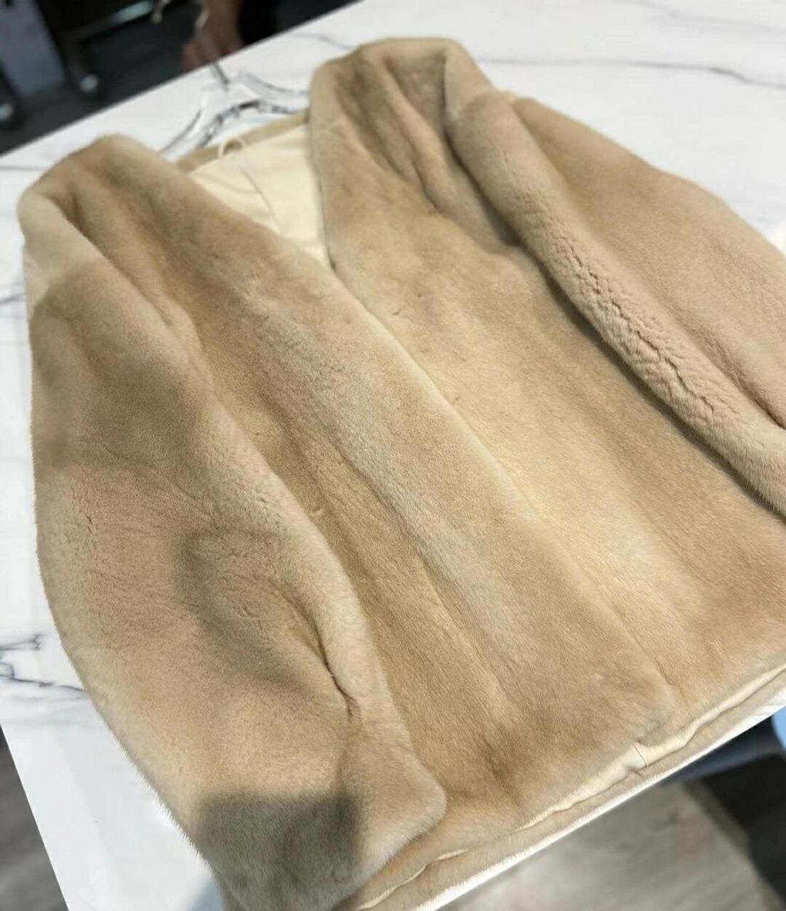 所有水貂都会氧化 原色会慢一点 米黄水貂氧化看起来就不明显 一般