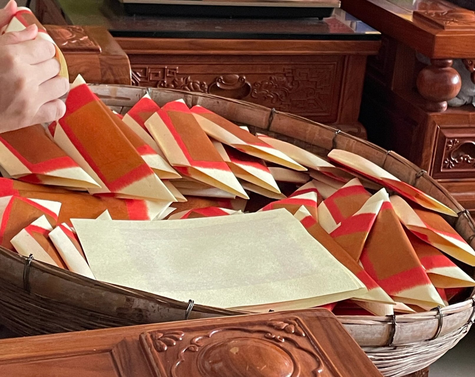 潮汕人的手工,1000个/8元 叠元宝,听我妹说叠1000个八块钱,有些妇女没